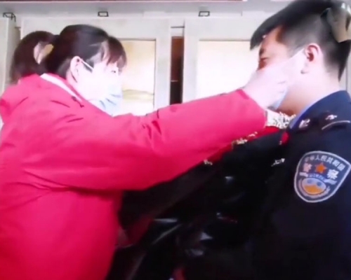 護士女友打斷男友求婚幫忙調整戴歪了的口罩。(網圖)