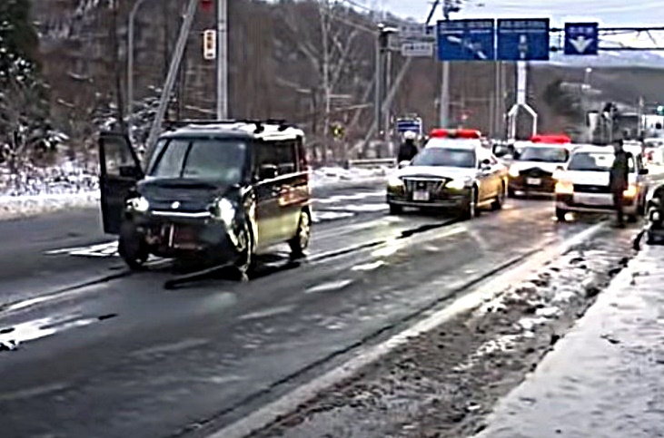 一名港男在北海道自駕遊發生交通意外。(HTB北海道新聞片段截圖) 一名港男在北海道自駕遊發生交通意外。(HTB北海道新聞片段截圖)