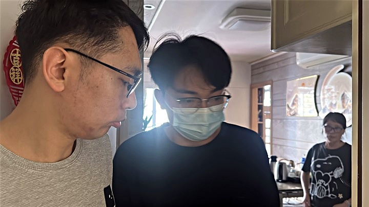 死者遺下三母子。劉漢權攝