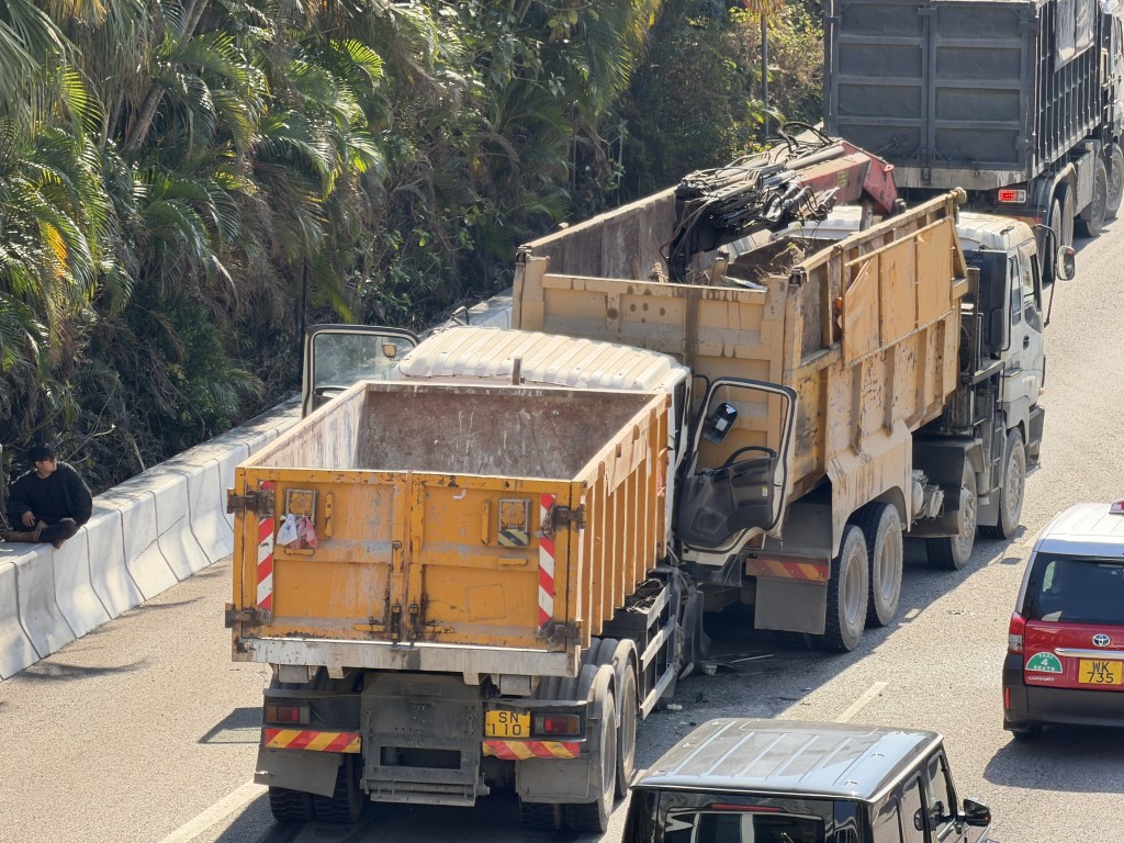 兩泥頭車相撞，一司機被困，消防營救。梁國峰攝