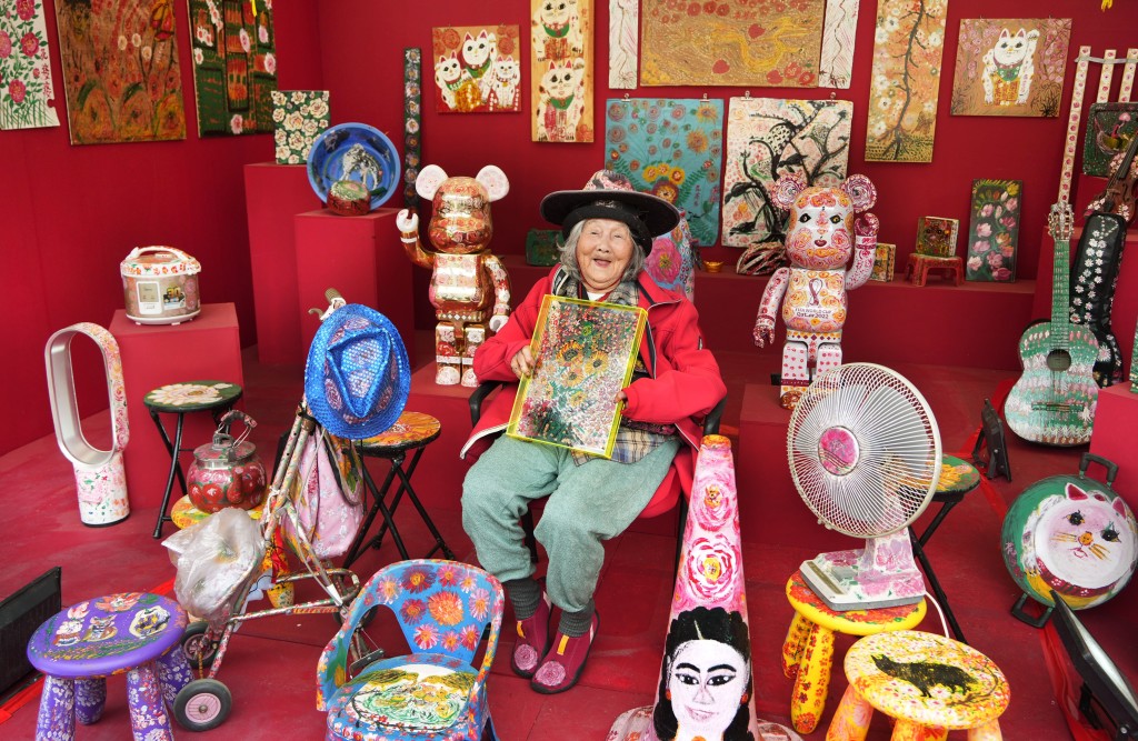 特別展出由94歲本地藝術家花婆婆在不同家具上繪畫「花」的家具藝術品(圖片來源:《星島日報》吳艷玲攝) 特別展出由94歲本地藝術家花婆婆在不同家具上繪畫「花」的家具藝術品(圖片來源:《星島日報》吳艷玲攝)
