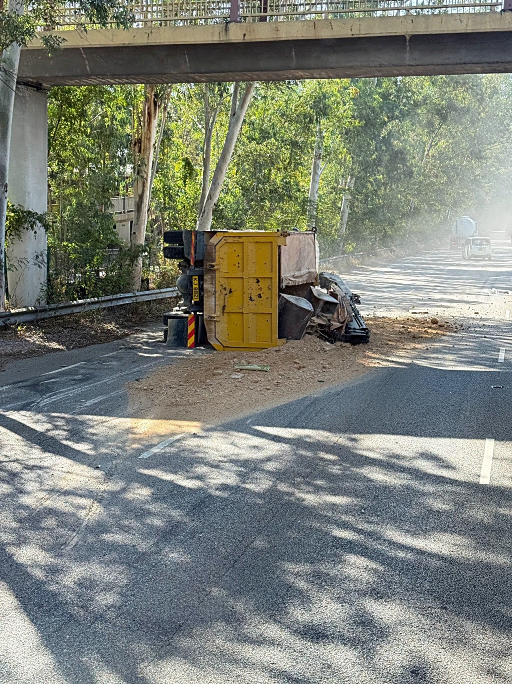泥頭車翻側瀉出大量泥頭。網圖