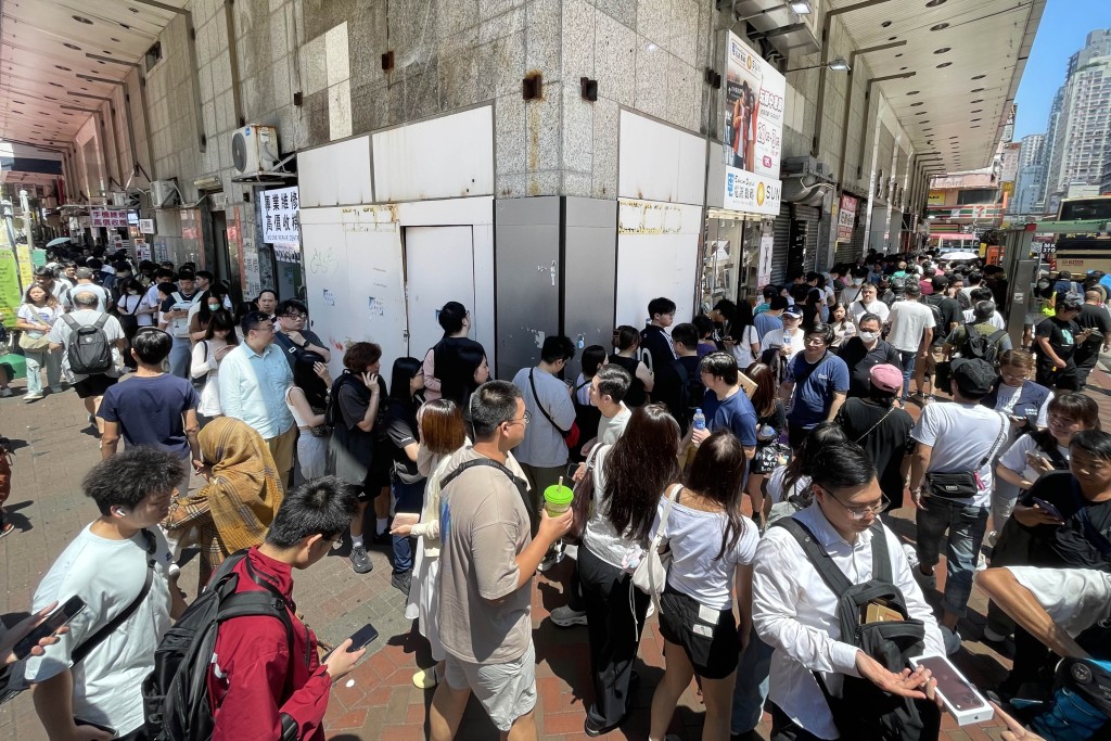 iPhone 18 Pro發售當日人潮蜂擁至先達，放機市民從場內倒灌至門外、人龍沿通菜街延綿至快富街交界。