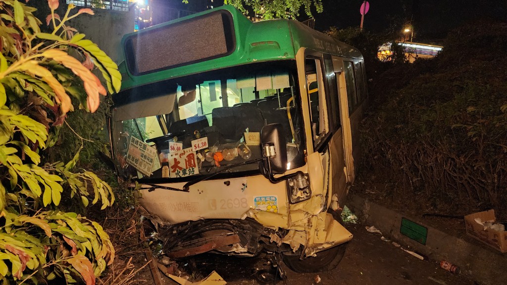 小巴車頭損毀。黎志偉攝