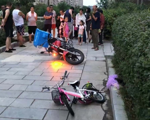 大連一名5歲女童被一輛外賣電單車撞暈,其後經搶救無效身亡。 網圖