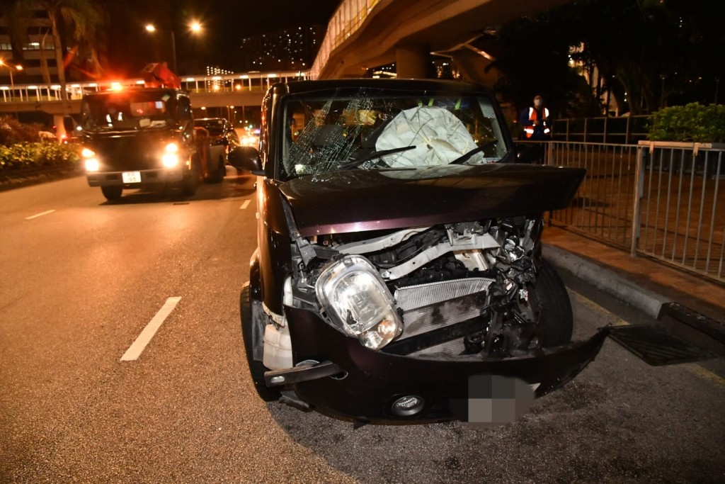 兩車車頭嚴重損毀。