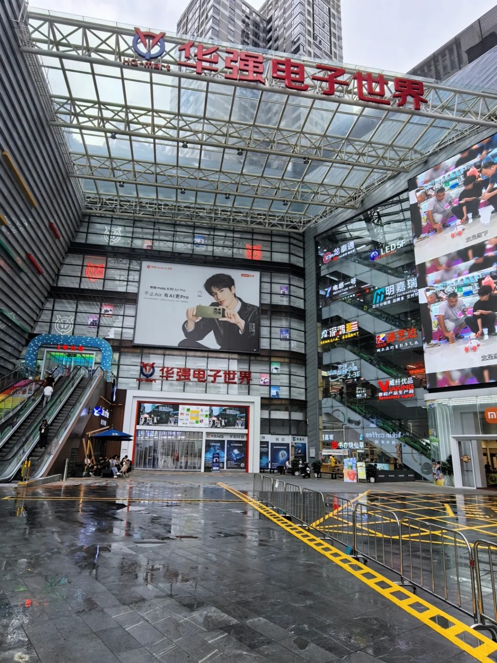 华强北每日有约8000外籍商客抢购国产高科技产品。小红书＠Anna Qiao