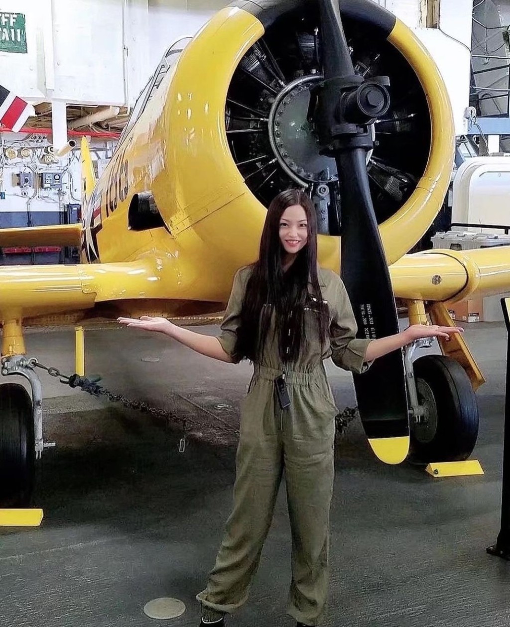 王青霞自称读过飞机工程。 