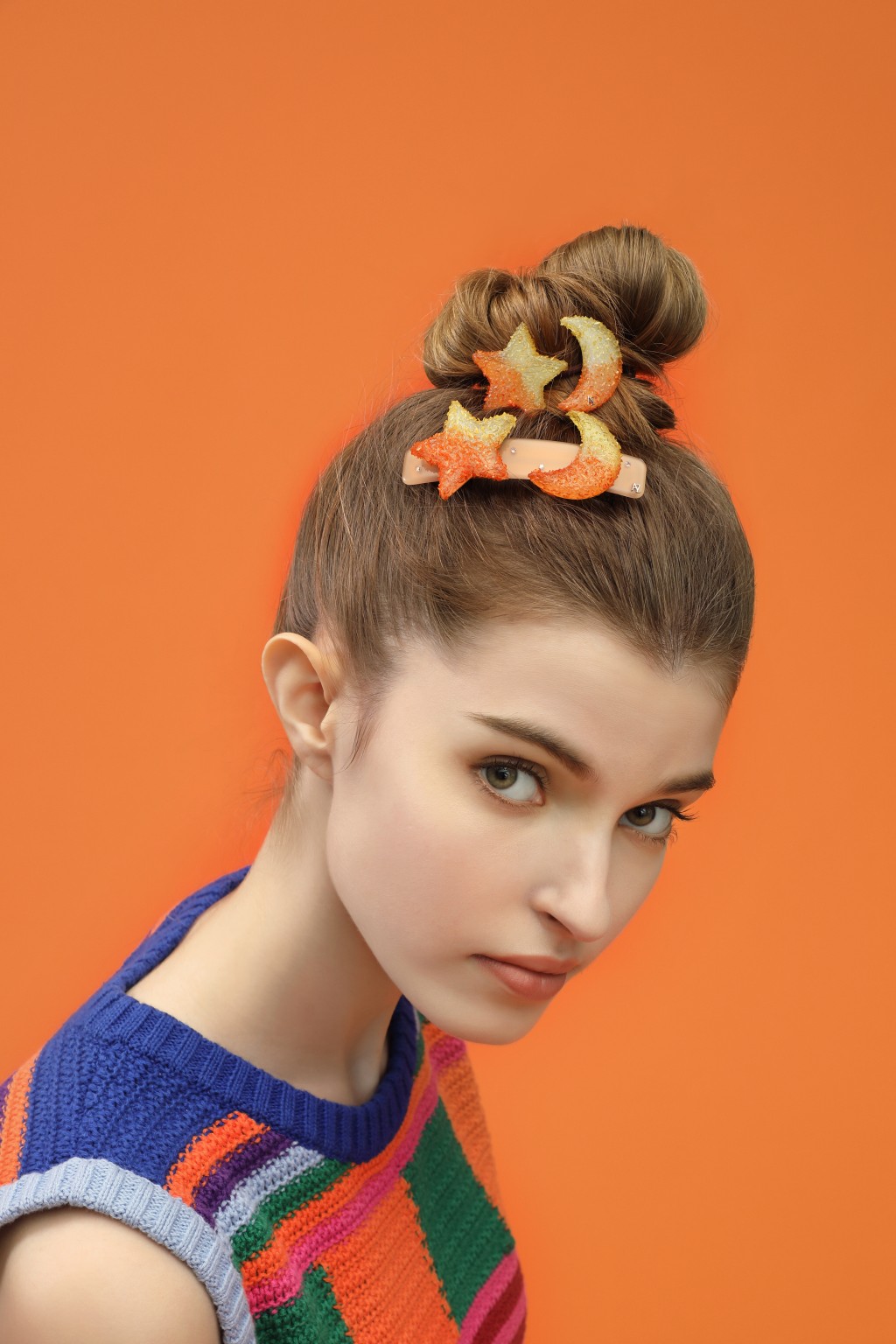 漸變色立體星星及月亮造型髮飾，部分飾以小巧水晶點綴，添注甜美活潑感。