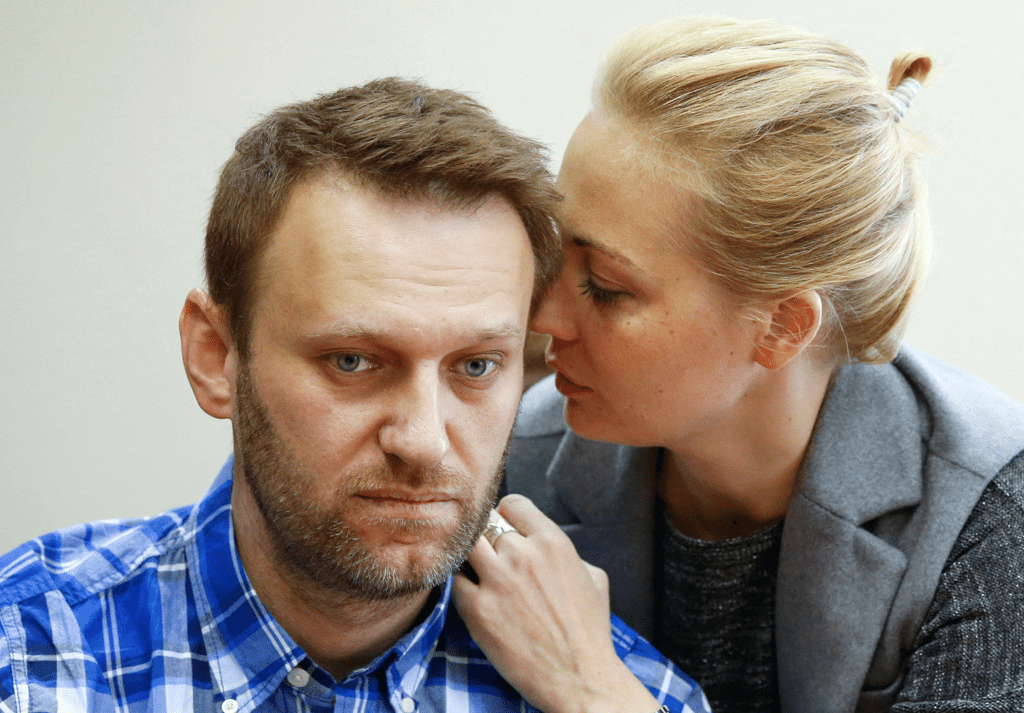 納瓦爾尼與妻子2015年在莫斯科出席聽證會時的留影。 路透社
