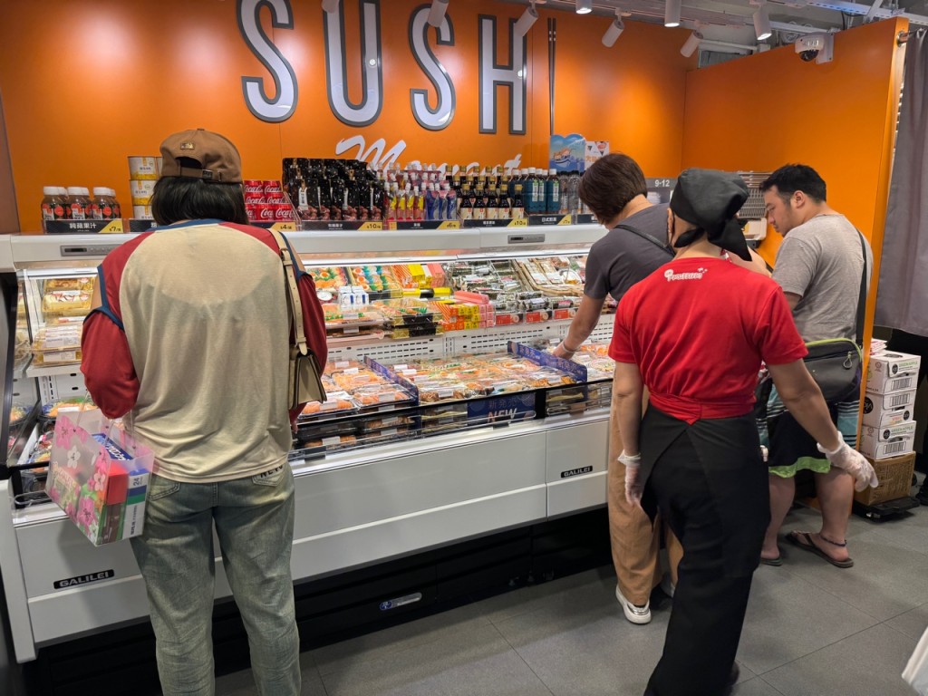 外卖寿司店则因本身只提供外卖寿司而未受影响。陈俊豪摄