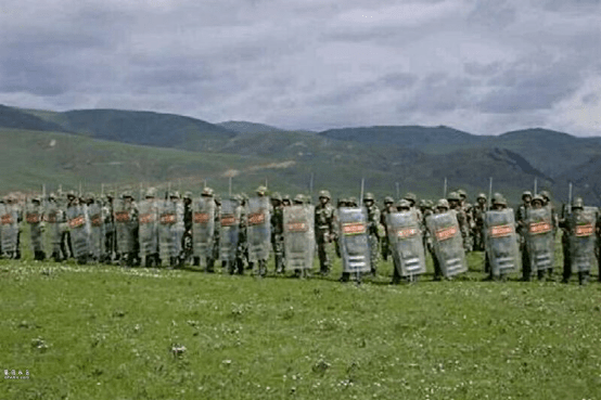中印边境中国军人持盾列阵和印军对峙。