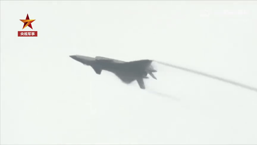 在歼-20战机进行单机飞行表演中，展示了急转向、连续横滚等动作。