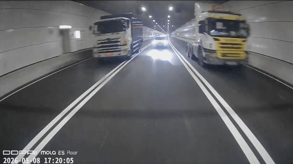中九龍幹線兩重型車疑鬥氣狂飆 隧道內左穿右插追逐 電單車急避險捱撞。Facebook 車cam L（香港群組）影片截圖