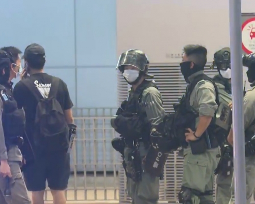 防暴警察在交通交匯處戒備。港台截圖