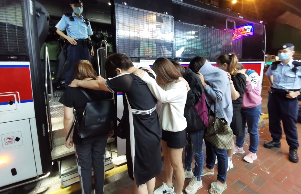 警方搗破非法百家樂賭檔拘捕多人。