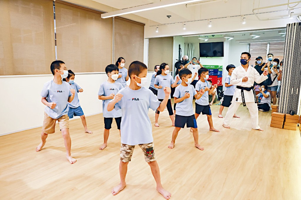 空手道班由劉知名(右一)執教,教授學員基本動作和禮儀。有家長指兒子參加後專注力不足的情況有改善。