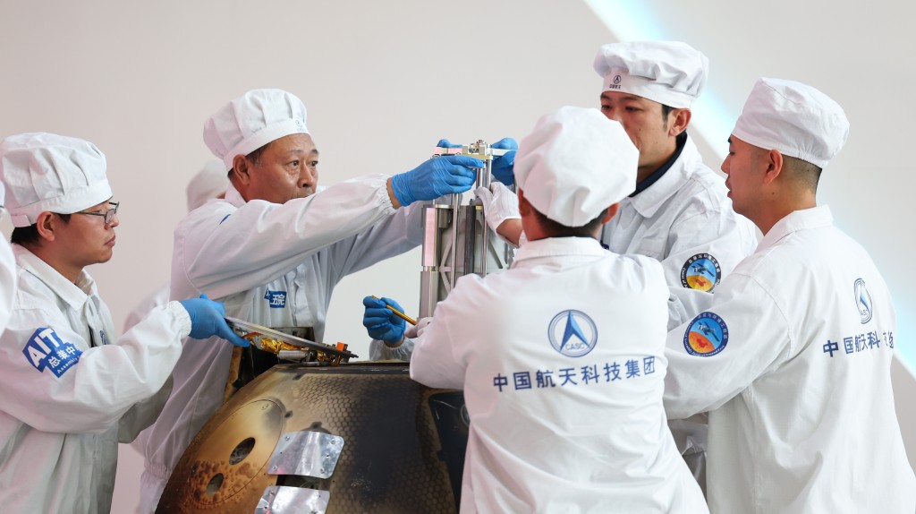 嫦娥六号成功返回地球，在北京开舱。