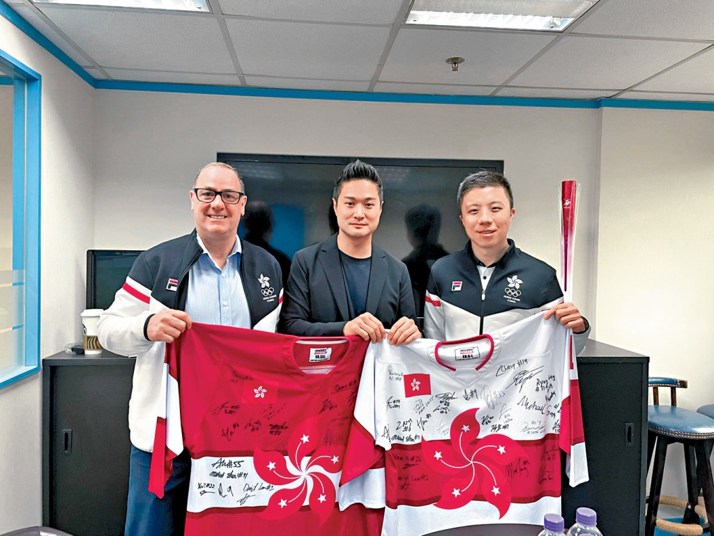 左起:香港男子冰球隊教練Durant Carey Richard、中國香港冰球總會主席陳恩永及香港男子冰球隊隊長梁健邦均肯定球員的努力。