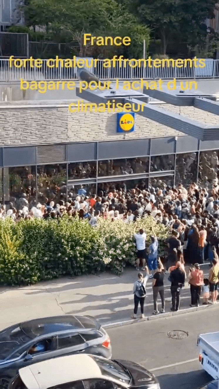 在巴黎西郊楠泰尔（Nanterre）一间Lidl分店，开门一刻即有逾100人冲入店内，期间店门因不胜负荷被挤破。X@CatherineDarot 