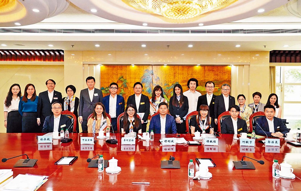 保良局董事會訪京團代表拜會國家教育部,就國民教育、內地升學等議題進行交流,獲國家教育部港澳台辦副主任舒剛波接見。 保良局董事會訪京團代表拜會國家教育部,就國民教育、內地升學等議題進行交流,獲國家教育部港澳台辦副主任舒剛波接見。