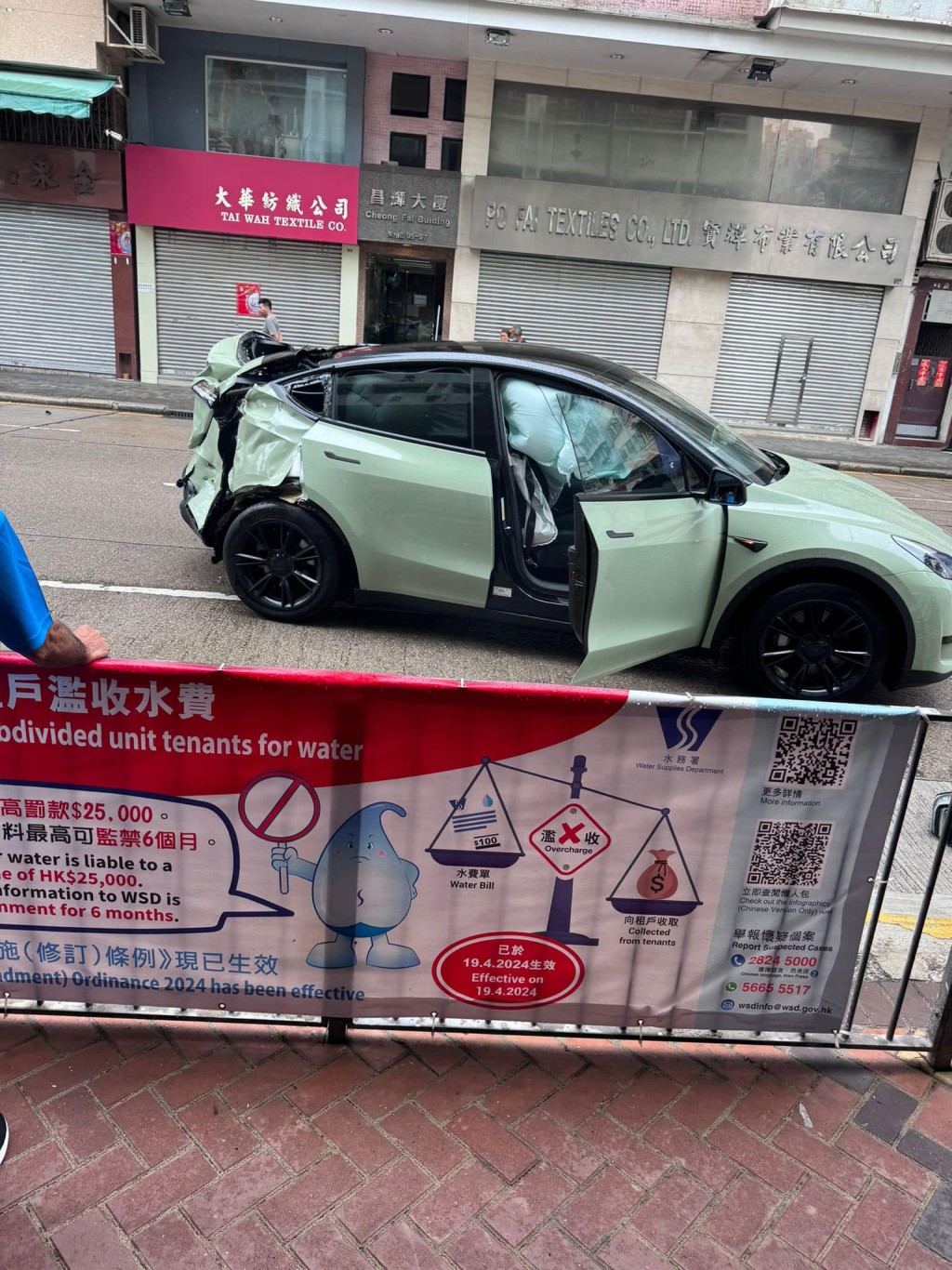 綠色Tesla安全氣袋亦彈出。