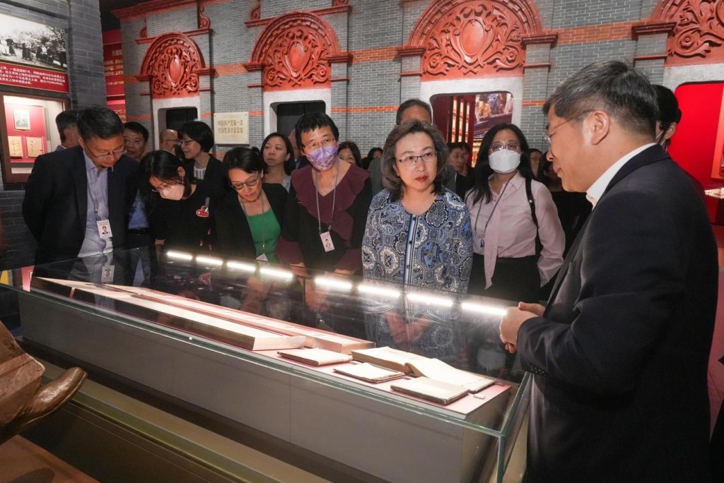 展覽按照中國人民站起來、富起來、強起來的歷史脈絡，全方位、全過程、全景式、史詩般展示中國共產黨一百年的光輝歷史。楊何蓓茵fb