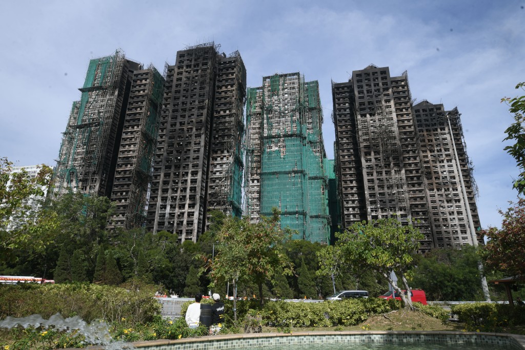 災後宏福苑一片頹垣敗瓦。 災後宏福苑一片頹垣敗瓦。