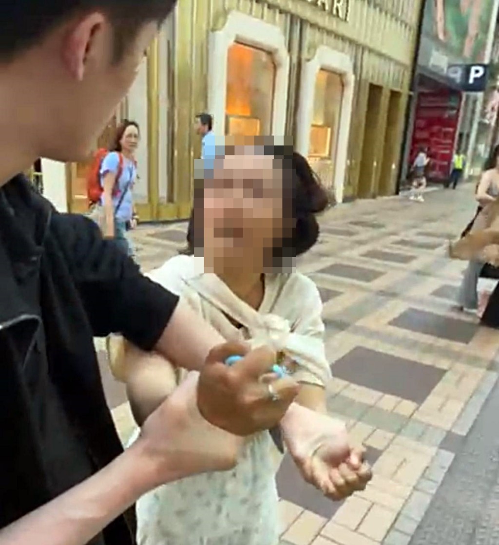 女兇徒被當場擒獲。(傷者朋友提供) 女兇徒被當場擒獲。(傷者朋友提供)