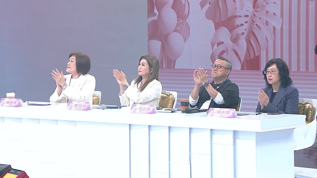 评审团包括（左起）陈惠英、乐易玲、曾志伟、何小慧。