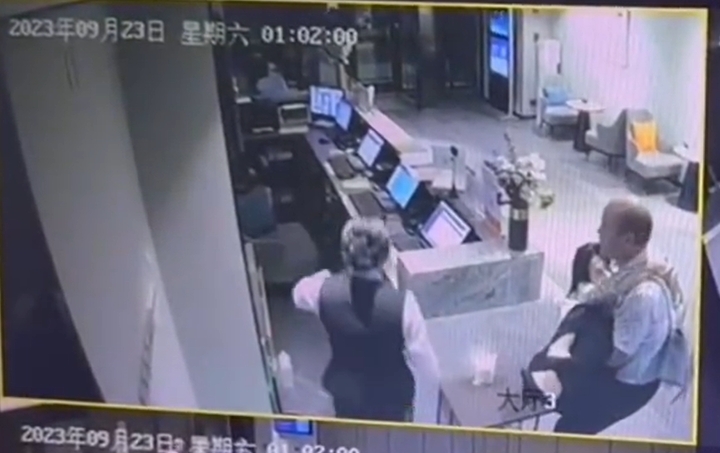 閉路電視畫面顯示,王男抱著崔女進入酒店房間。 閉路電視畫面顯示,王男抱著崔女進入酒店房間。