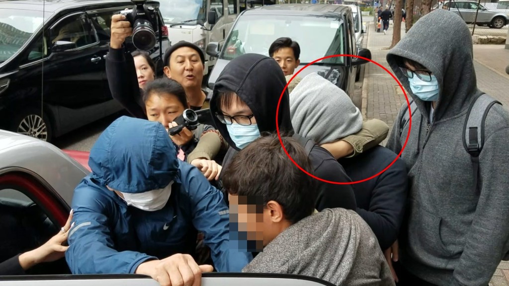 第二被告謝國鴻(紅圈)。 蕭文軒攝