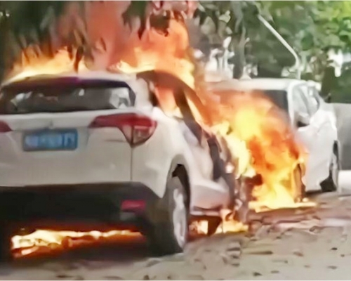 10岁男童因贪玩，竟放火烧掉4辆车。网图