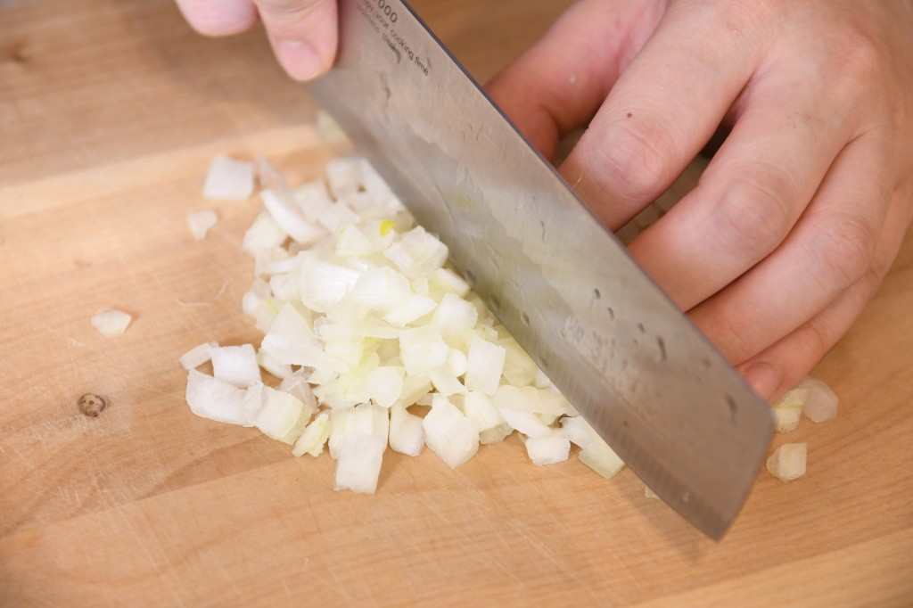 Step 3: 洋葱切粒。 Dice the onion.
