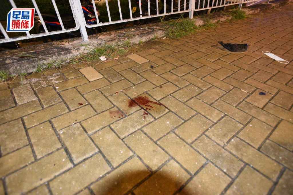 一名男途人被撞倒，現場遺下一灘血漬。