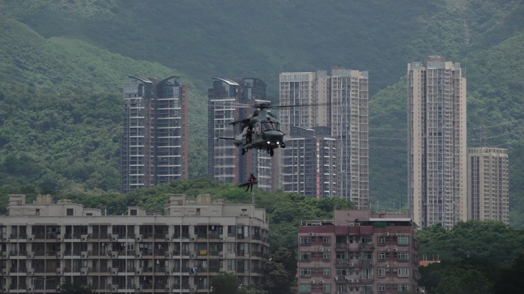 政府飛行服務隊模擬在沙頭角公眾碼頭吊運傷者送院。