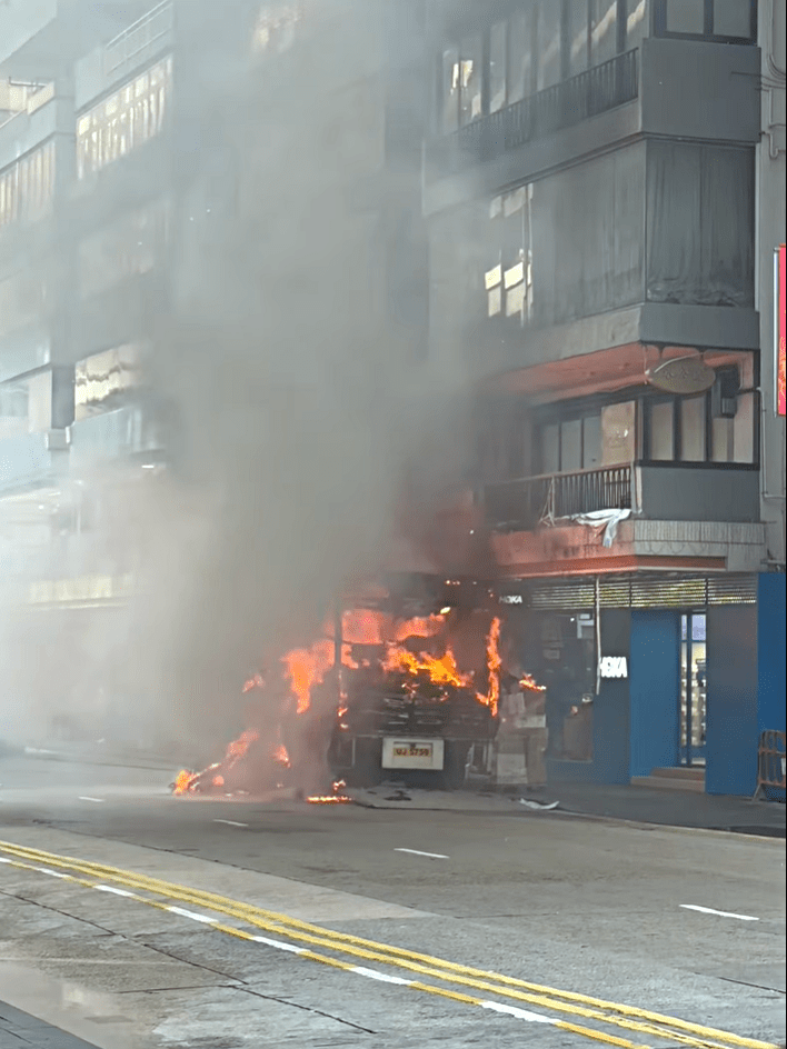 貨車陷入火海。fb：香港風景攝影會