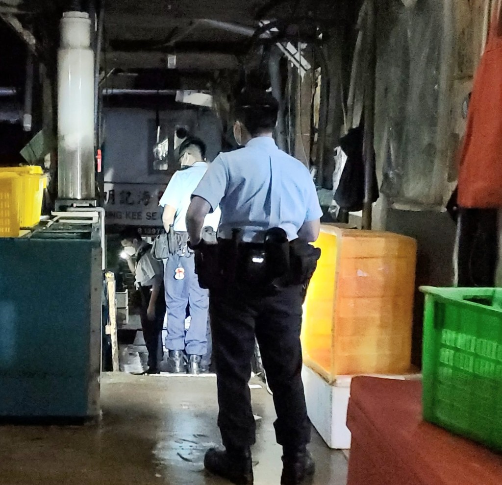 警方于香港仔鱼市场进行搜索。