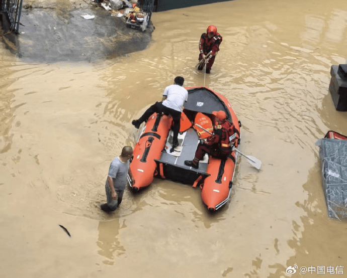 湖北咸豐暴雨，當地防汛抗旱指揮部調派125名消防救援人員，出動22台消防車、11艘舟艇。