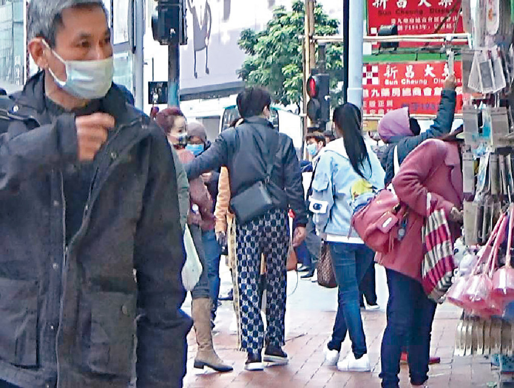 搭膊行街■新歡陳小姐深獲兆尊寵愛,兩個次次行街都黐到實,今次就有「繼女」在旁做電燈膽。