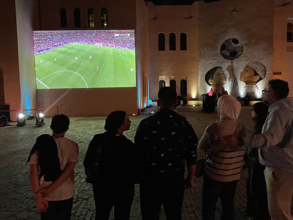 卡塔爾安排多處戶外直播，讓市民及遊客欣賞亞洲盃。 吳家祺攝