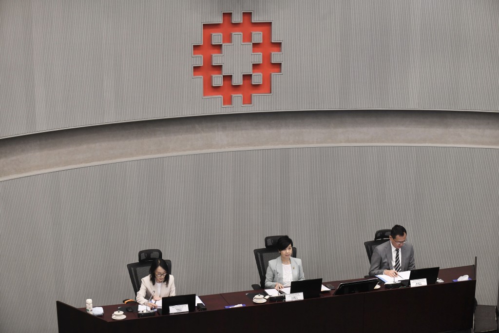 房屋署署長李佩詩(左1),及房屋局局長何永賢(左2)。 房屋署署長李佩詩(左1),及房屋局局長何永賢(左2)。
