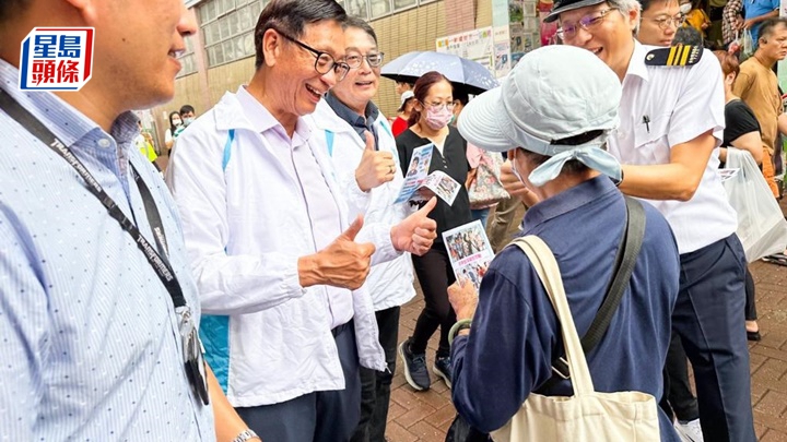 工作人員向市民派發宣傳小冊子。