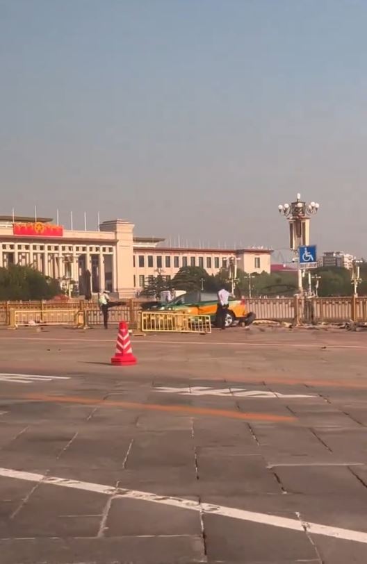 天安门广场发生严重交通事故，多名警员包围涉事的士调查。