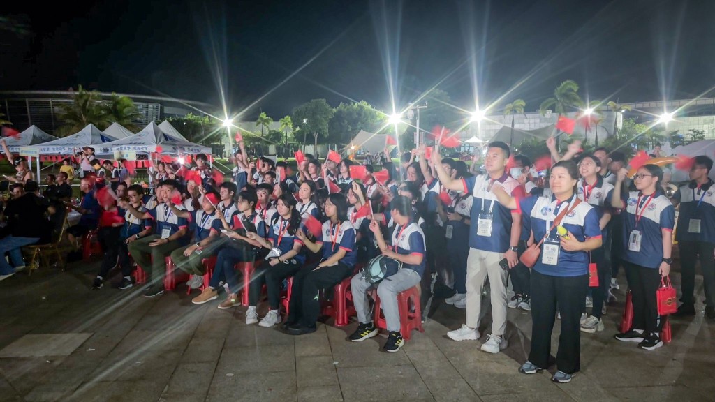 首次有香港少年警讯的会员们在海南文昌航天发射场控制中心近距离目睹「长征七号」火箭点火发射。。