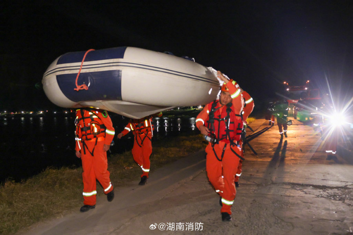 消防和武警到現場疏散民眾。