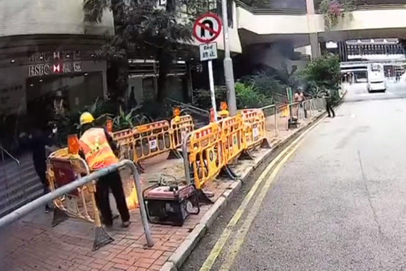 有市民上前協助。影片截圖