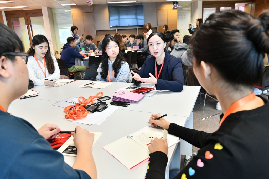 每場活動都分為2至3組,每組約10人,以競賽方式進行,由廉署職員帶領偵破案件。 每場活動都分為2至3組,每組約10人,以競賽方式進行,由廉署職員帶領偵破案件。