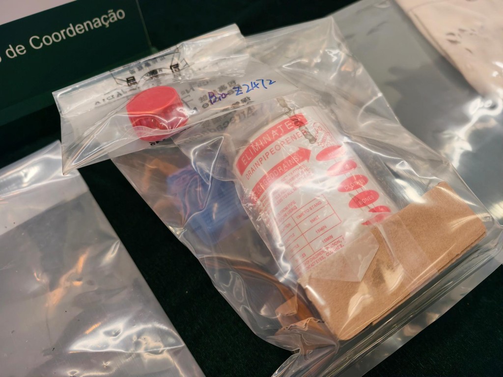 男學生在學校附近的超級市場購買通渠水。 男學生在學校附近的超級市場購買通渠水。