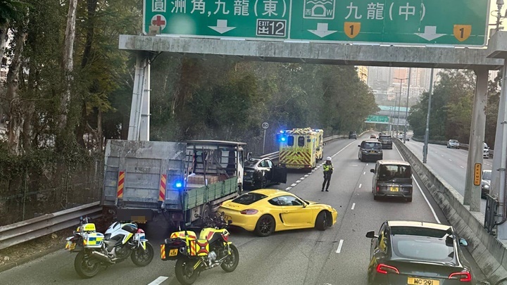沙田路發生三車串燒意外。fb:香港突發事故報料區